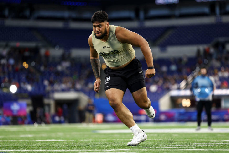 Offensive lineman Troy Fautanu of Washington participates in a drill during the NFL Combine at the Lucas Oil Stadium on March 3, 2024 in Indianapolis, Indiana. / Credit: Kevin Sabitus / Getty Images