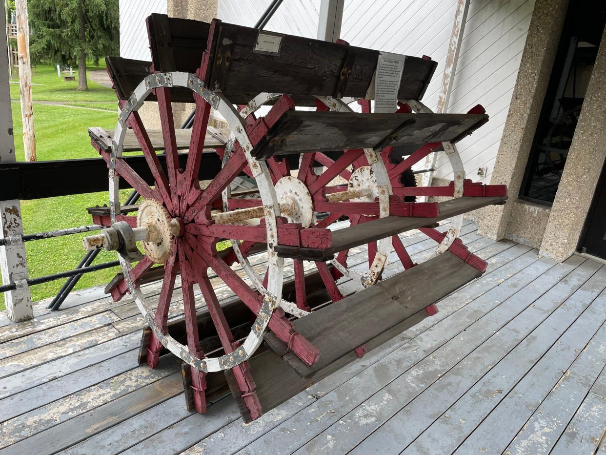 A small paddlewheel is displayed at the Ohio River Museum.