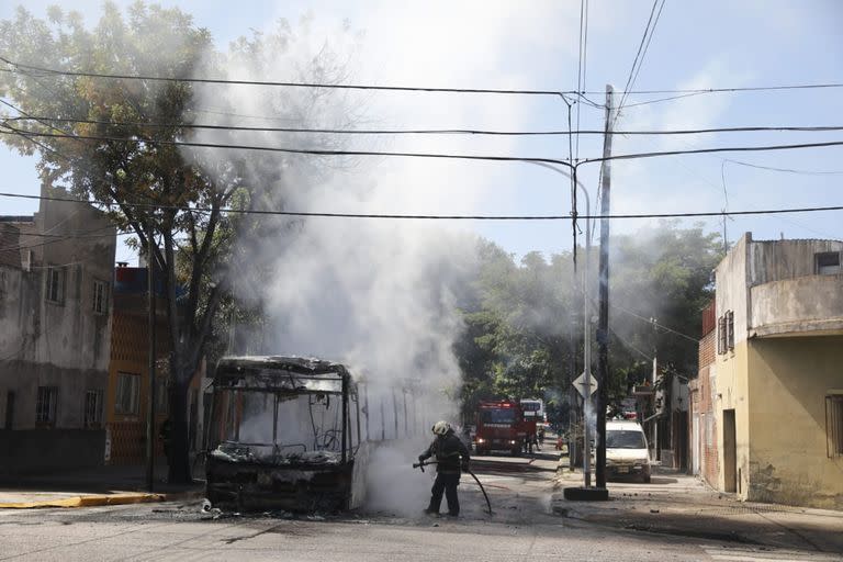 Se prendió fuego un colectivo de la línea 50 en la esquina de José Martí y Crisóstomo Álvarez. Bajo Flores