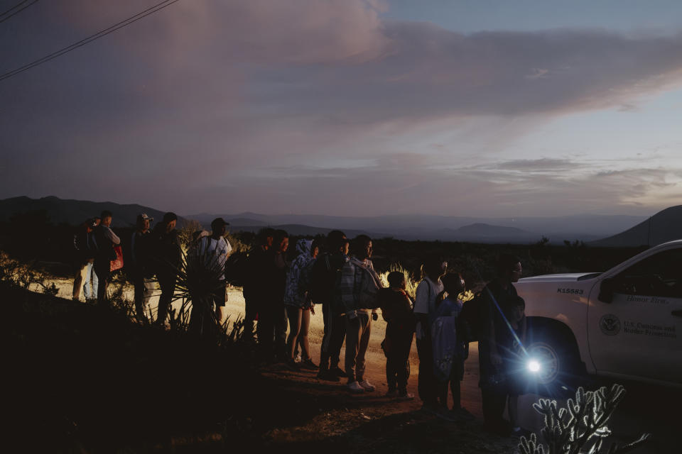 Agentes migratorios durante un arresto en Pompano Beach, Florida, el 1.° de mayo de 2023. (Saul Martinez/The New York Times)