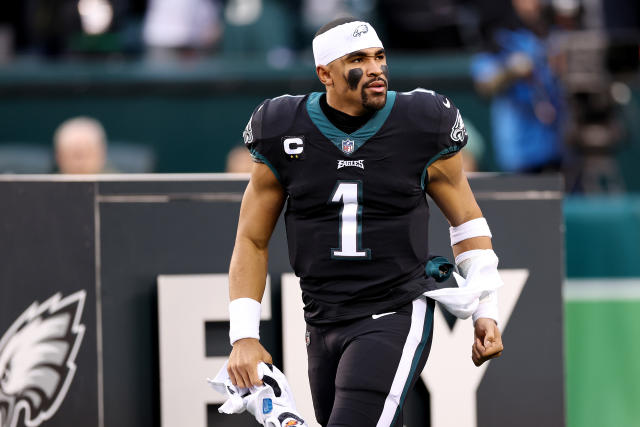 Philadelphia Eagles quarterback Jalen Hurts runs with the football to  News Photo - Getty Images