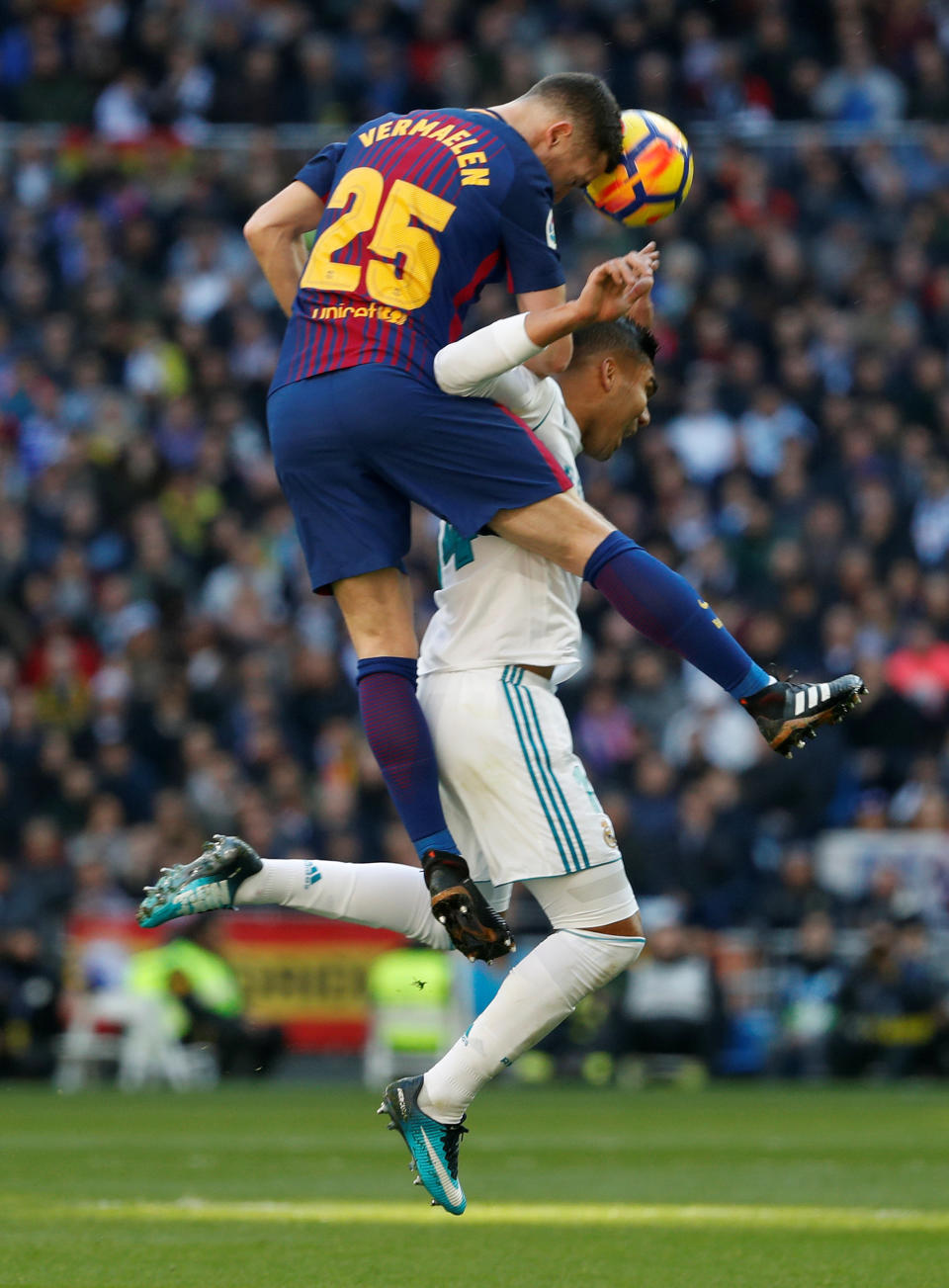 <p>Soccer Football – La Liga Santander – Real Madrid vs FC Barcelona – Santiago Bernabeu, Madrid, Spain – December 23, 2017 Barcelona’s Thomas Vermaelen in action with Real Madrid’s Casemiro REUTERS/Paul Hanna </p>