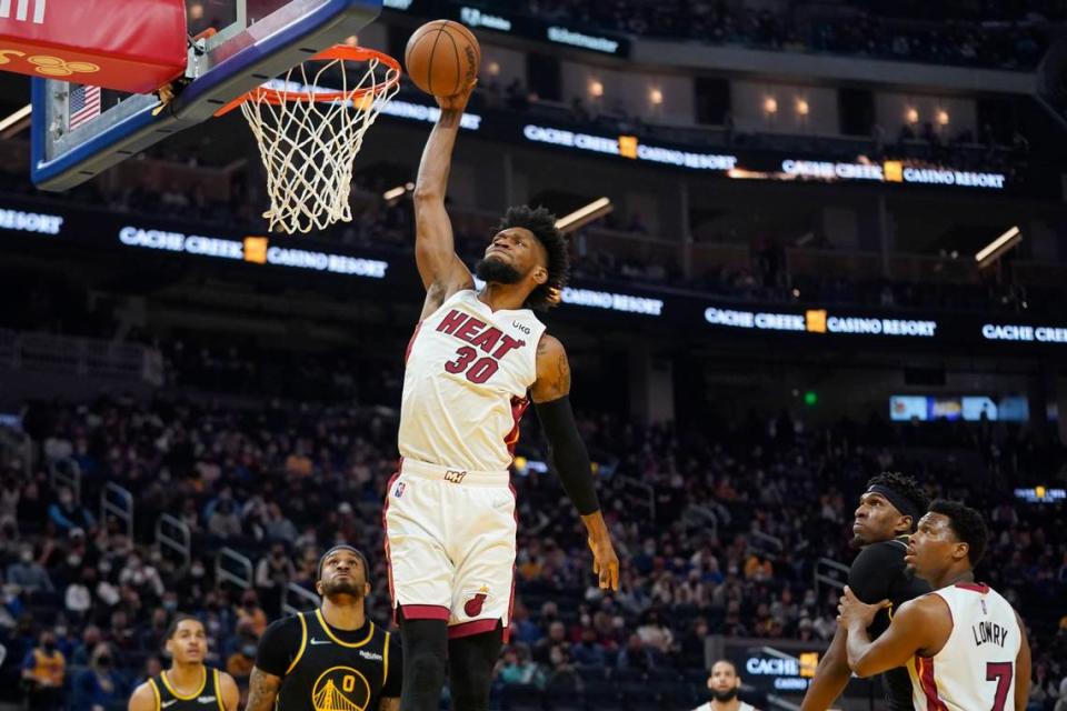 El jugador del Heat Chris Silva clava la pelota en el partido ante los Warriors de Golden State, el 3 de enero de 2022 en San Francisco.