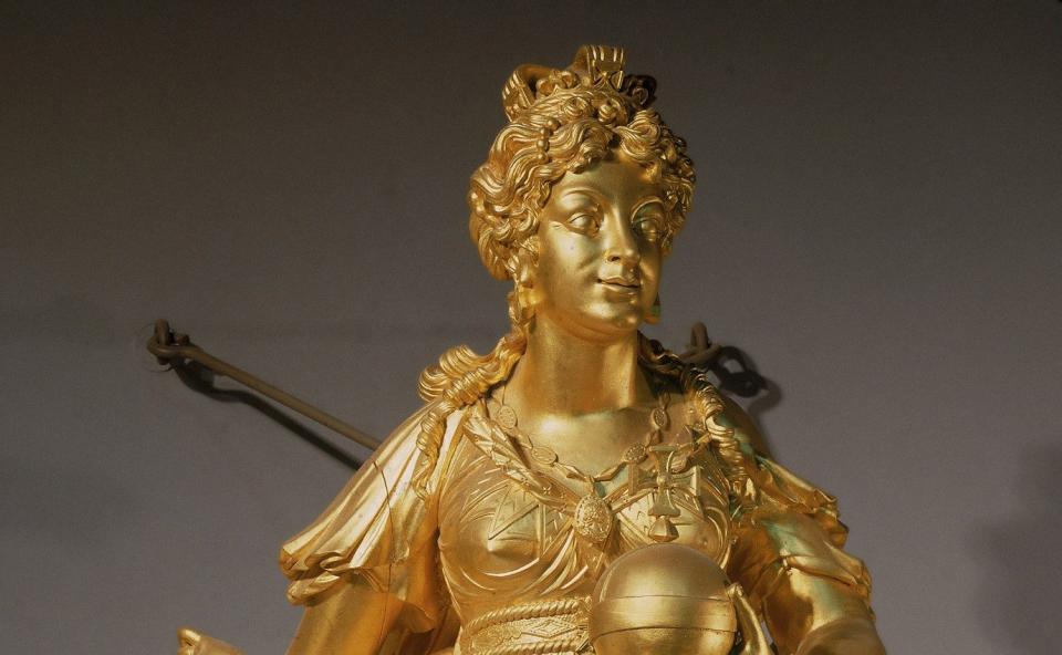 The guide refers to a large figurehead depicting Queen Charlotte, which was once attached to the royal yacht HMY Royal Charlotte