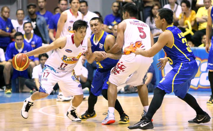 Chris Tiu moves around a Lary Rodriguez pick. (PBA Images)