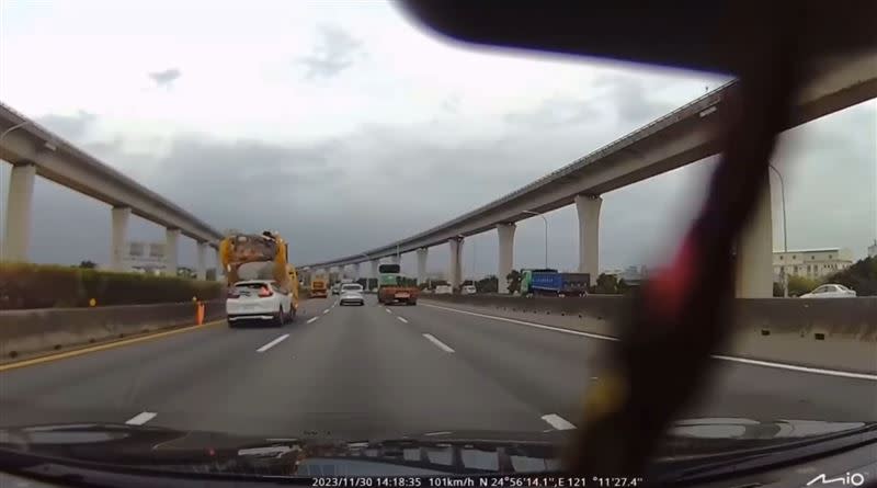 休旅車行駛在內線車道，沒發現前方有緩撞車。（圖／翻攝自記者爆料網）