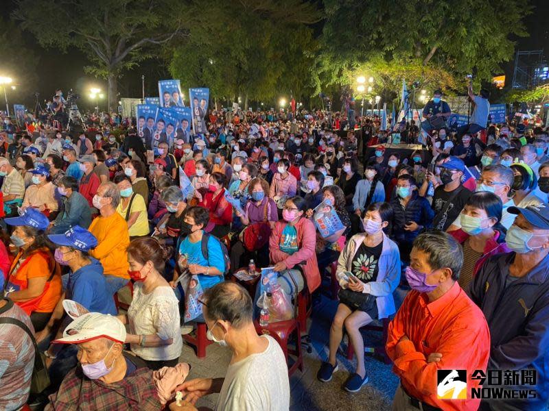 ▲小東公園湧入大批支持謝龍介的民眾。（圖／記者楊穎軒攝）