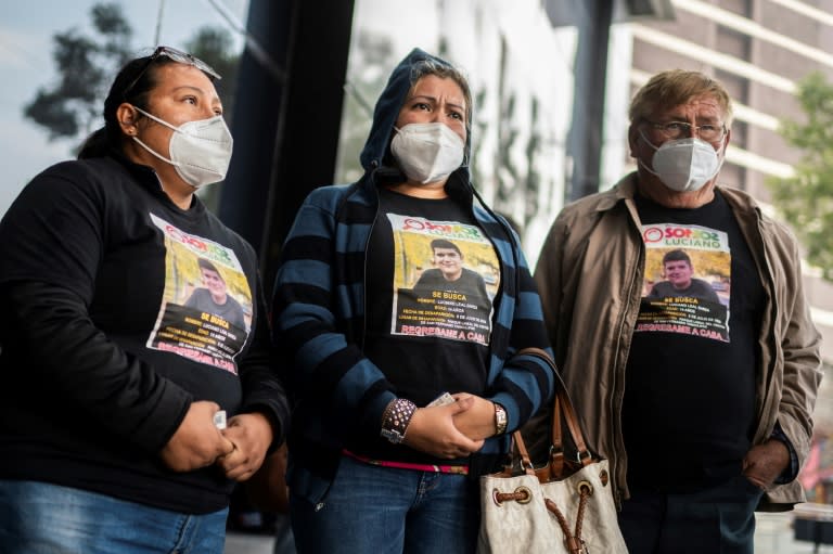 Familiares de víctimas del crimen organizado protestan en la Fiscalía General Mexicana, en la Ciudad de México, y piden la aparición de Luciano Leal Garza,14, secuestrado en San Fernando, estado de Tamaulipas state, el 20 de agosto de 2020.