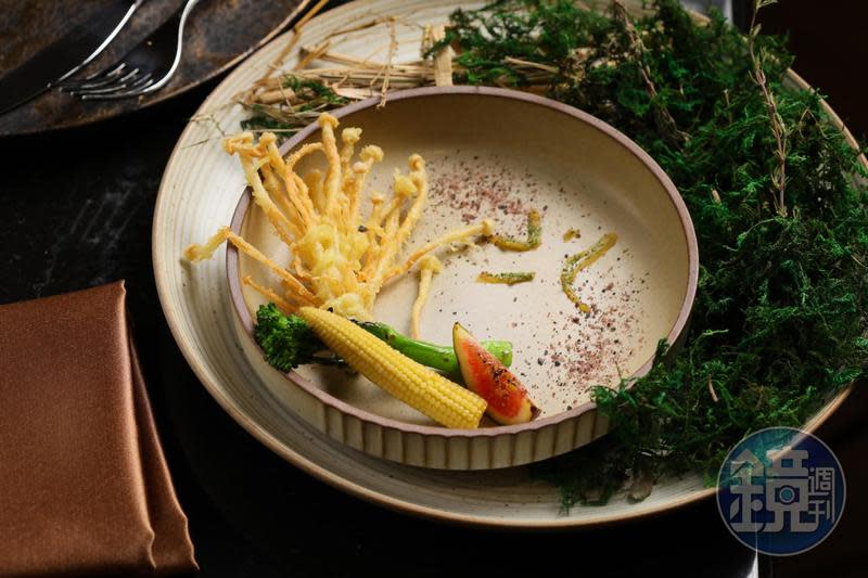 「IVY GARDEN」第一季菜單邀來美國紐約知名餐廳kimika華裔主廚Christine Lau參與設計，「有機蔬菜／味噌／黑礦鹽」是在陽明山得來的設計靈感。