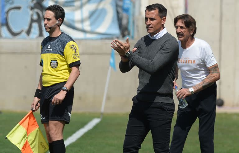 Guillermo Farré, viviendo a pleno el partido de la consagración de Belgrano, frente a Brown de Adrogué