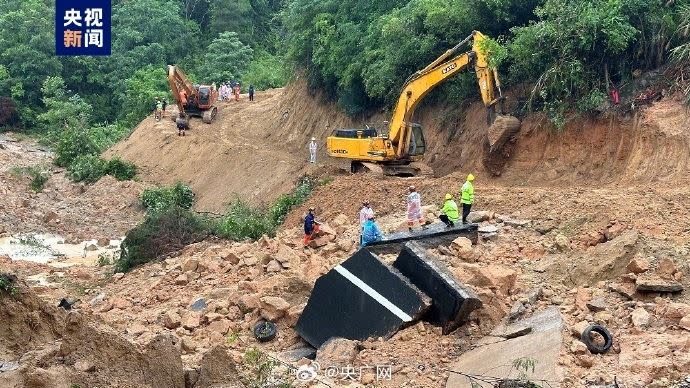 截至今（2）天早上5時30分，已發現23輛車陷落，事故造成36人死亡。（圖／翻攝自微博）