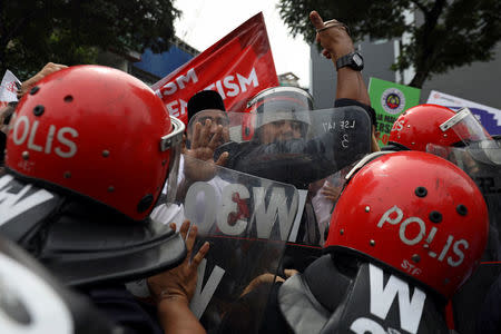 Police try to stop pro-Palestine protesters from marching towards the U.S. embassy in Kuala Lumpur, Malaysia December 8, 2017. REUTERS/Stringer