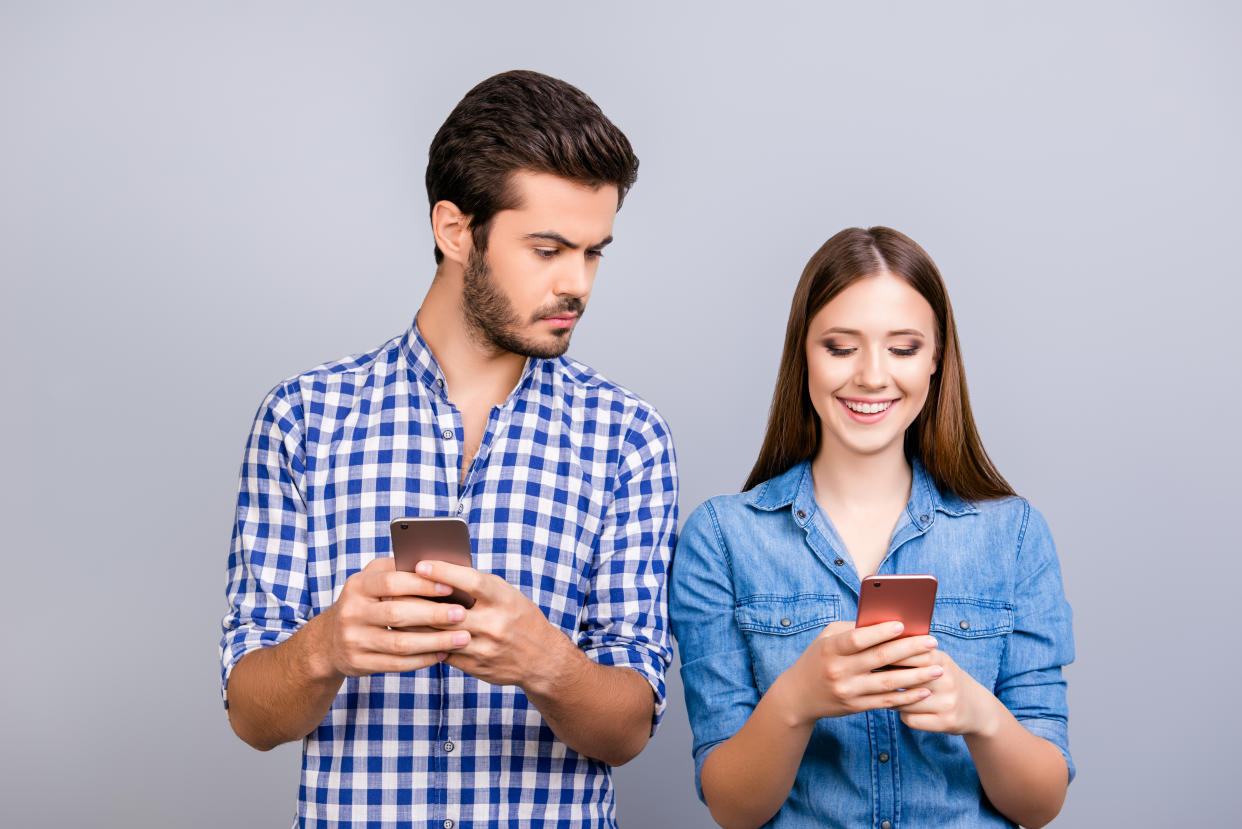 Los móviles se han convertido en una fuente de conflictos para muchas parejas. Foto: Getty Image. 