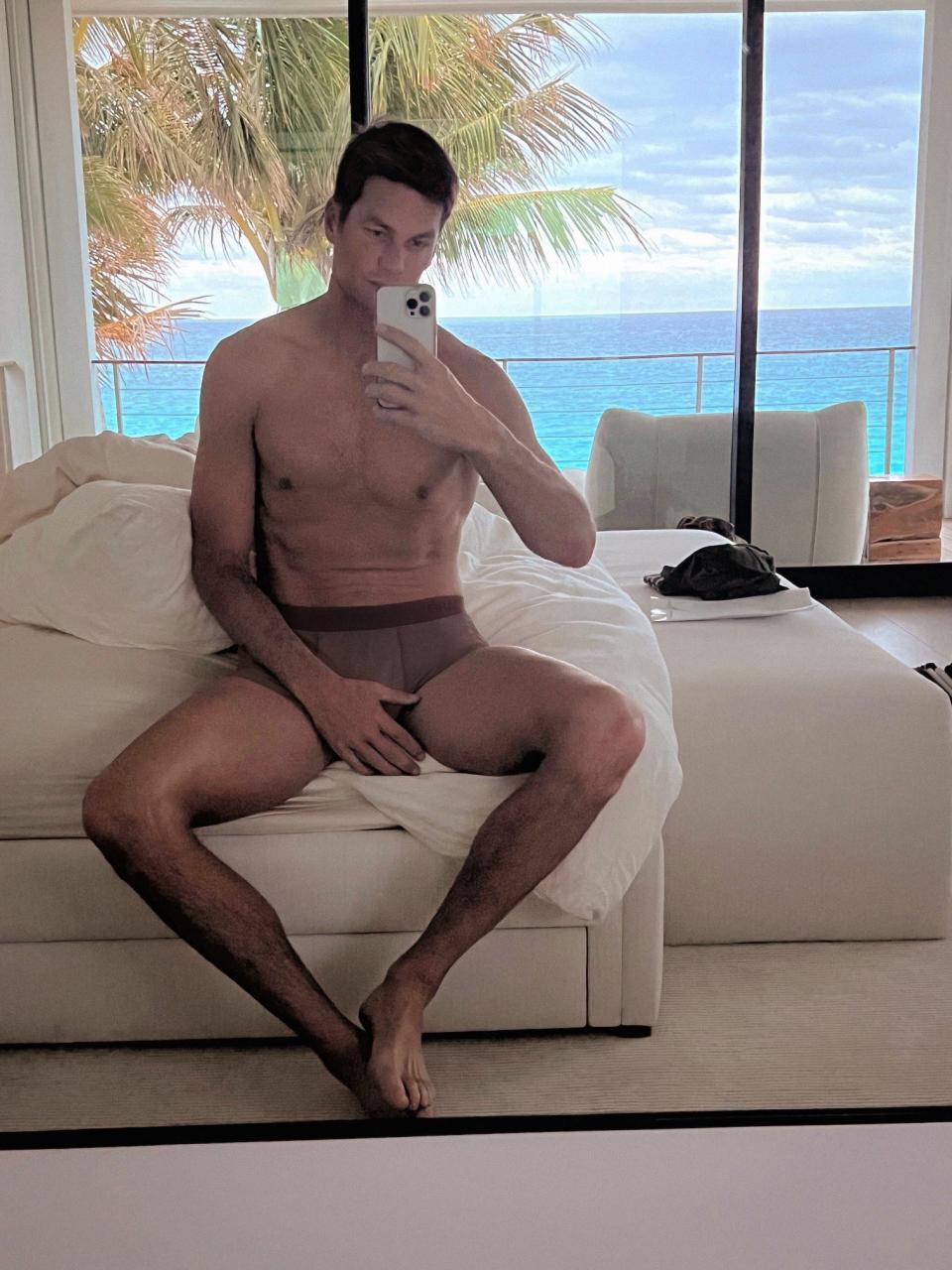 Rob Gronkowski Reacts to Tom Brady's Thirst Trap Photo