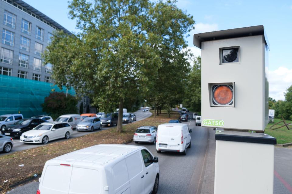 Ein Blitzer steht neben einer Straße am Cityring.