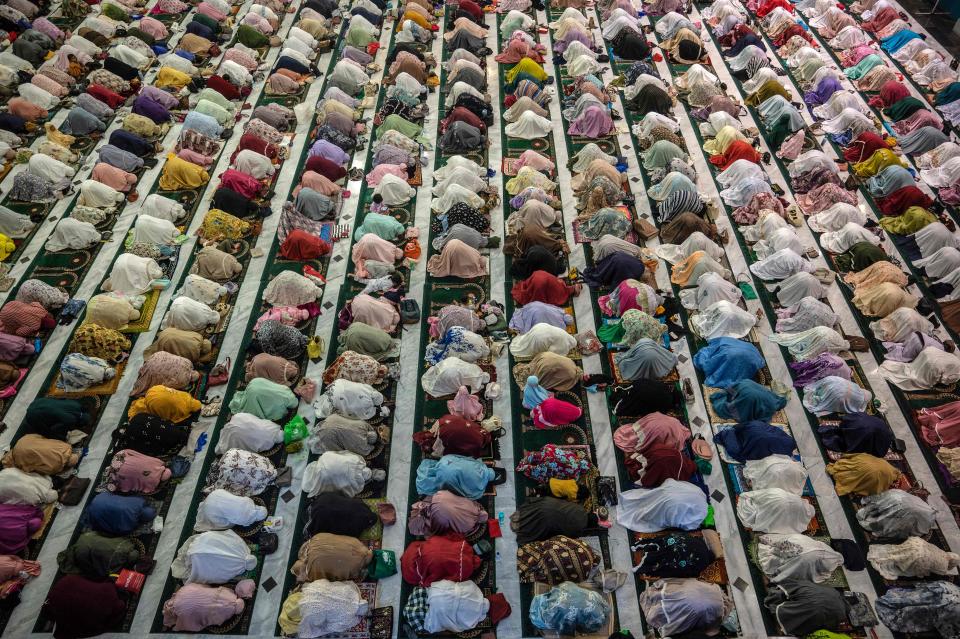 Muslim devotees offer prayers marking the start of Islam's holy month of Ramadan at Al Akbar Mosque in Surabaya on March 22, 2023. 