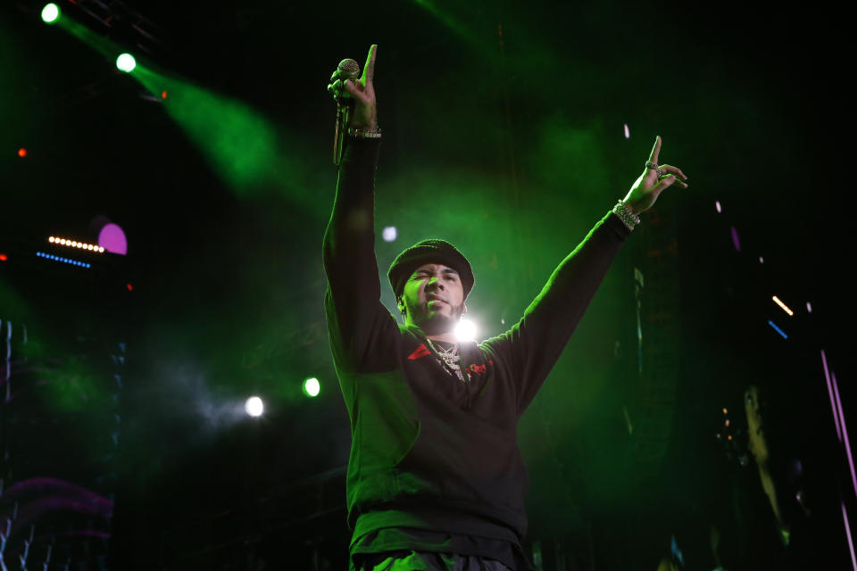 ARCHIVO – En esta fotografía del 23 de noviembre de 2019 el cantante Anuel AA se presenta en el Coca-Cola Flow Fest en la Ciudad de México. Anuel, quien recientemente lanzó su álbum “Emmanuel” condenó el racismo en Estados Unidos como hijo de una familia birracial. (Foto AP/Ginnette Riquelme)