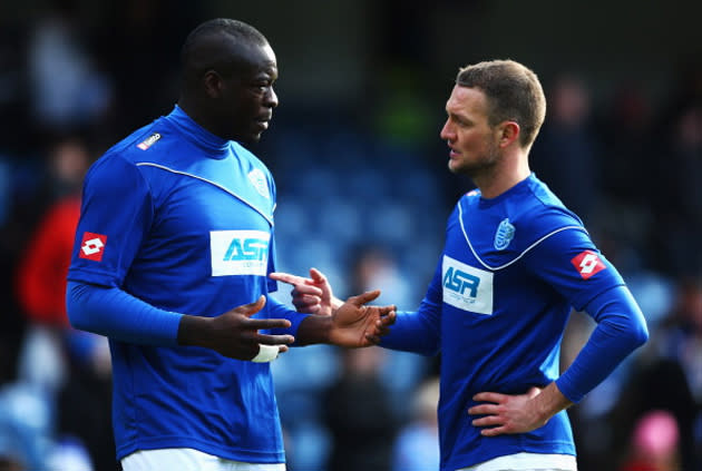 Samba tries to explain the thickness of his wallet to Clint Hill (Getty)