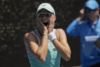 La polaca Magda Linette festeja luego de imponerse a la checa Karolina Pliskova en los cuartos de final del Abierto de Australia, el miércoles 25 de enero de 2023 (AP Foto/Dita Alangkara)