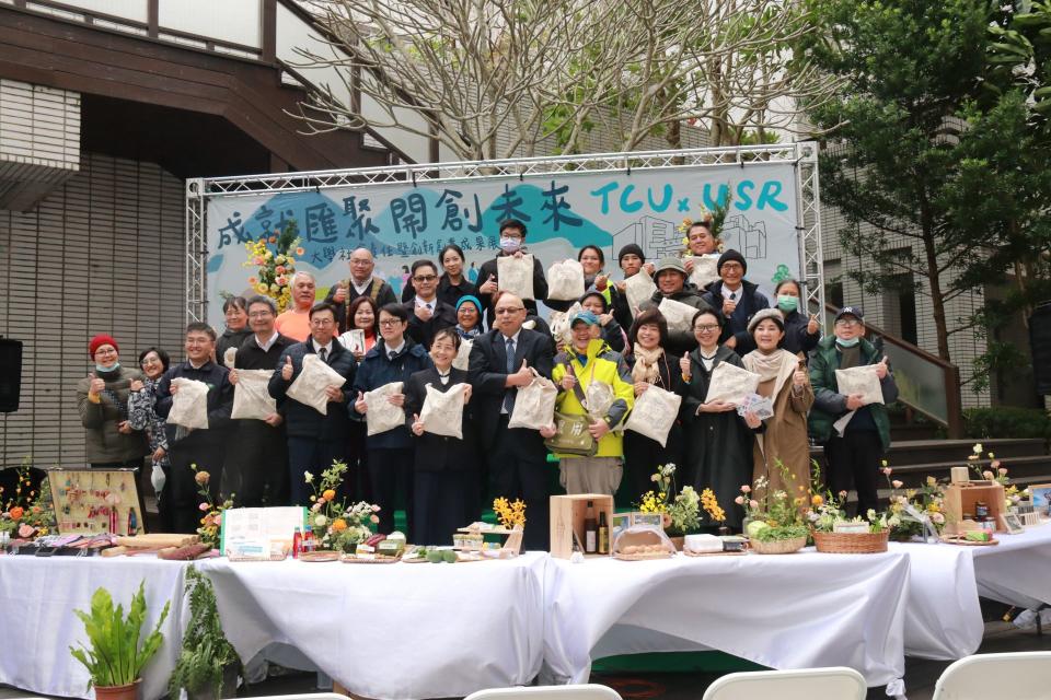 慈大今天舉辦112年度大學社會責任暨創新創業成果展，慈濟大學不同科系的老師以自己的專業回應社區的需求，目前已經有20幾門課程參與，從銀髮照護、社區健康、小農行銷、觀光產業、農作轉型、性別教育等，帶動年輕學子融入花蓮，甚至未來落地生根在地創業，創造在地與環境永續的循環經濟。