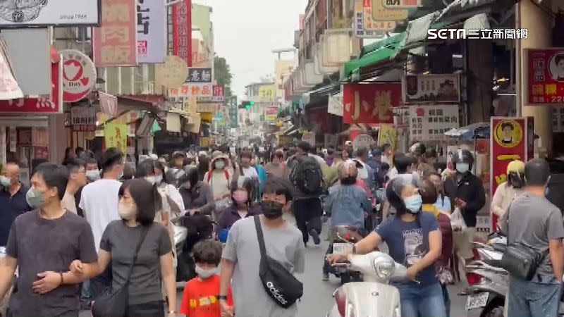 清明連假民眾搶出遊，數萬名遊客湧入台南吃美食。