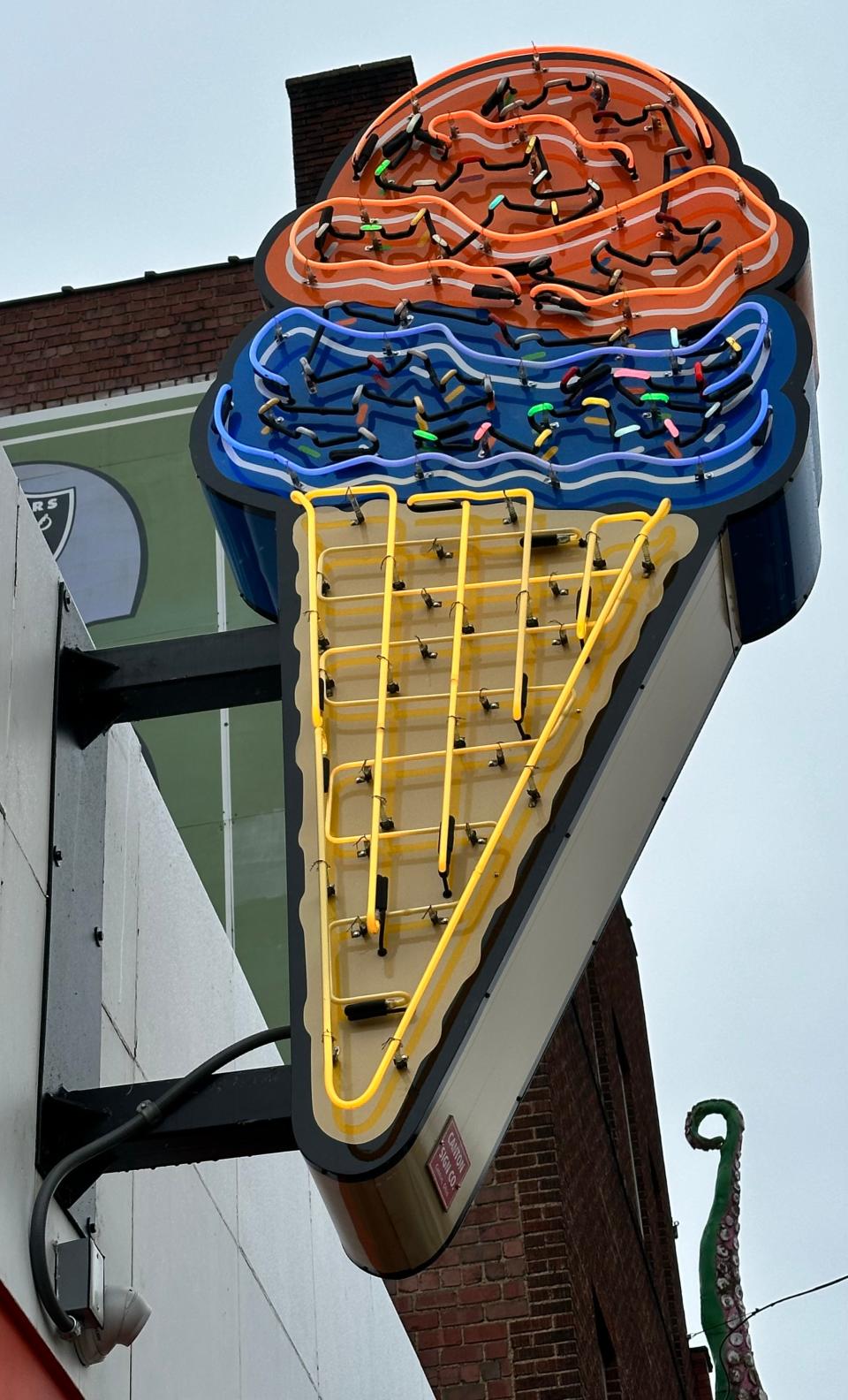 Look for the giant ice cream cone at the corner of 5th and Court St. in downtown Canton and you'll find 2 Scoopz. (Yes, the sprinkles flicker and sparkle!)