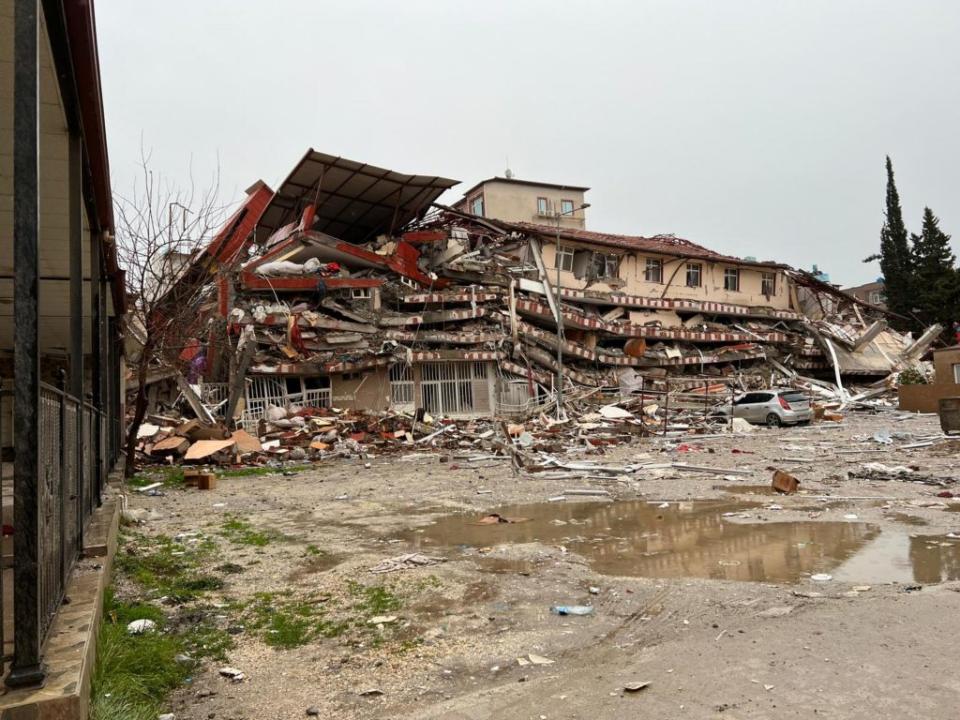 位於土耳其南部哈泰省的雷伊漢勒市距震央不到兩百公里，因強震而倒塌的飯店市民等待超過三十小時，仍未見任何救難隊到現場搜救。（台灣中心執行長裘振宇提供，中央社）