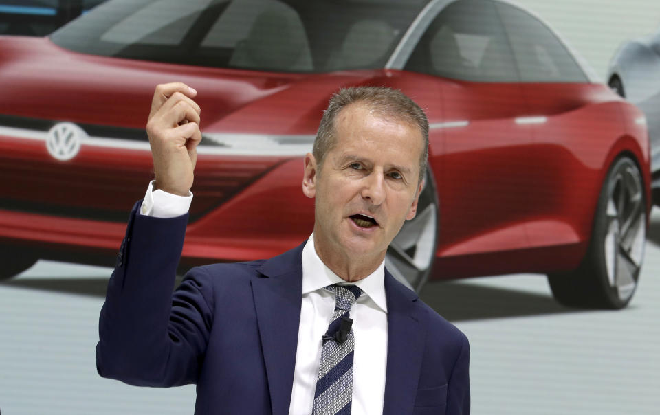 Fotografía de archivo del 1 de agosto de 2018 de Herbert Diess, director general de la compañía de acciones de Volkswagen, durante una conferencia de prensa en Wolfsburg, Alemania. (AP Foto/Michael Sohn, Archivo)