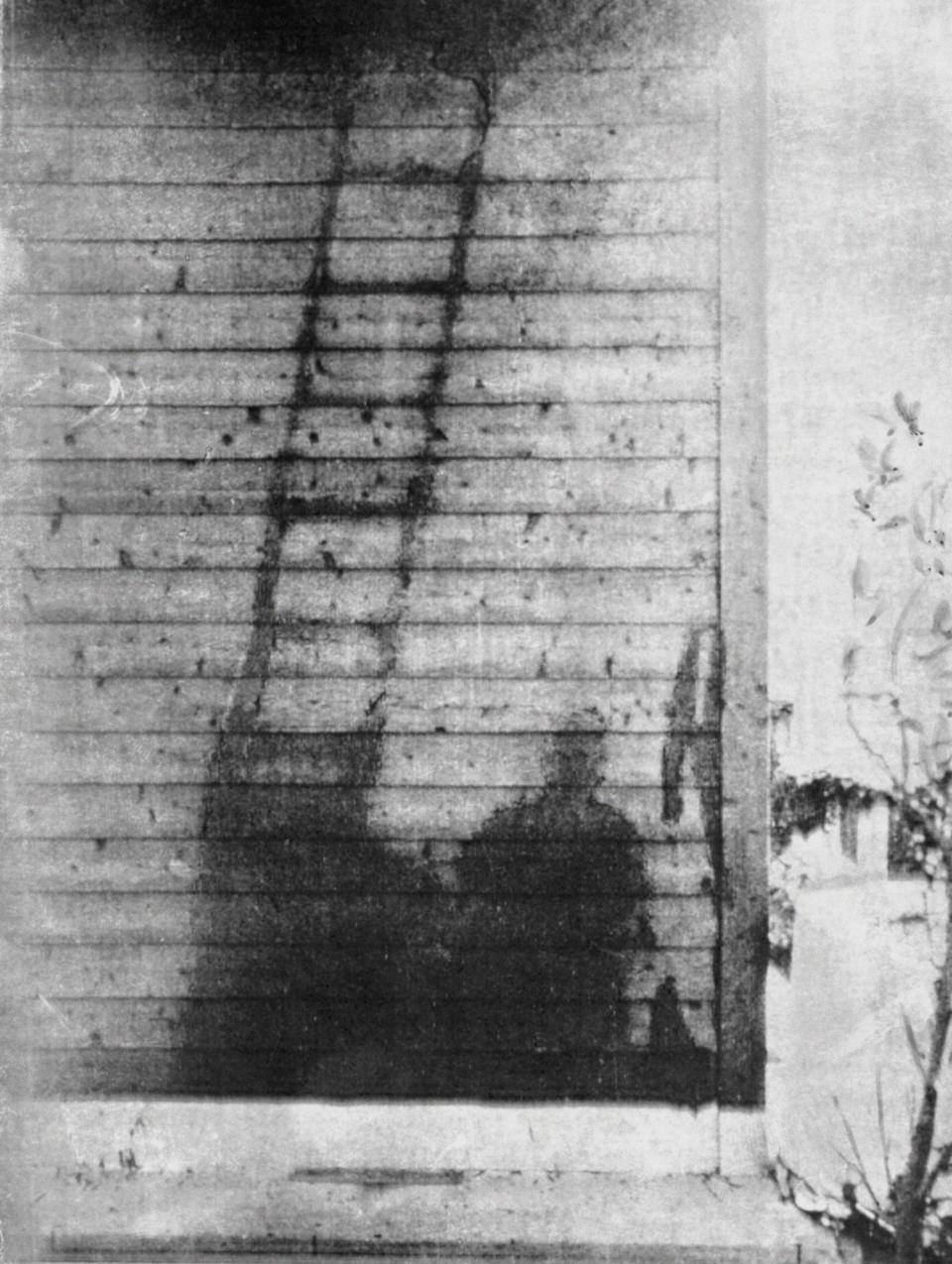 The shapes of a man and ladder on the wooden wall of a factory is seen about 4 km away from where the atomic bomb ‘Fat Man’ was dropped on an unknown day of August, 1945 in Nagasaki, Japan. The areas shadowed by a man and ladder remained unburnt by the energy of the ‘Fat Man’ bomb dropped in Nagasaki on Aug. 9, 1945. (Photo: The Asahi Shimbun via Getty Images)