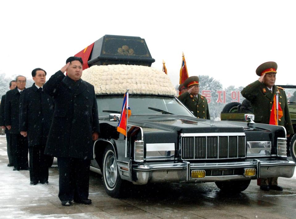 2011年12月28日，北韓領導人金正日的葬禮，8名扶靈者站在靈車邊，左排最前起依序是金正恩、國防委員會副委員長張成澤（金正恩妹夫）、宣傳部長金己男。美聯社