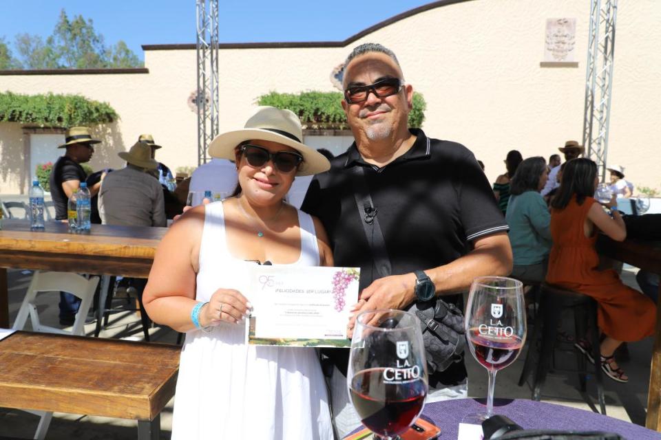 Elizabeth y Eduardo Corella con el primer lugar del Concurso de Pisado de Uvas de Cetto 2023.