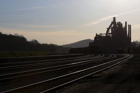 Railroad tracks run past the blast furnaces of the now-closed Bethlehem Steel mill in Bethlehem, Pennsylvania, U.S. April 21, 2016. REUTERS/Brian Snyder