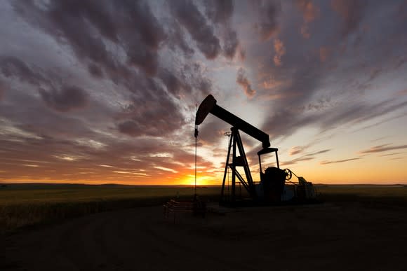 An oil pump with a spectacular sunset in the background.