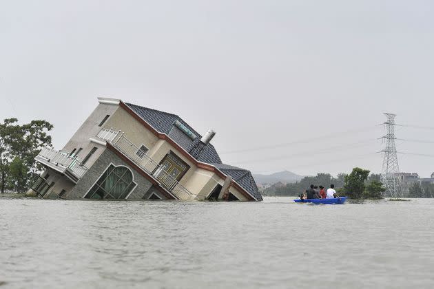 <p>Des maisons englouties jusqu'au toit, des habitants évacués en bateau et des quartiers entiers avec les pieds dans l'eau: les rives du lac Poyang, dans le centre de la Chine, paient cet été un lourd tribut aux inondations.</p>