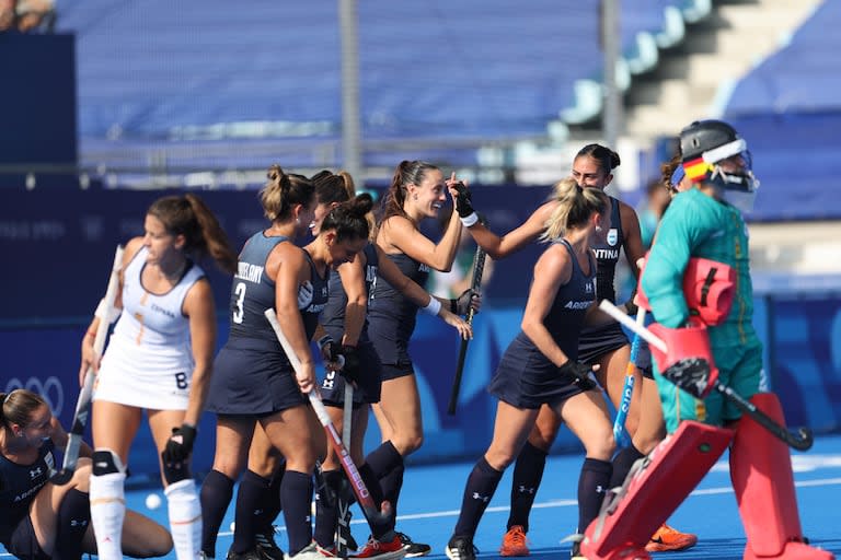 Eugenia Trinchinetti y su festejo del gol ante España ante sus compañeras