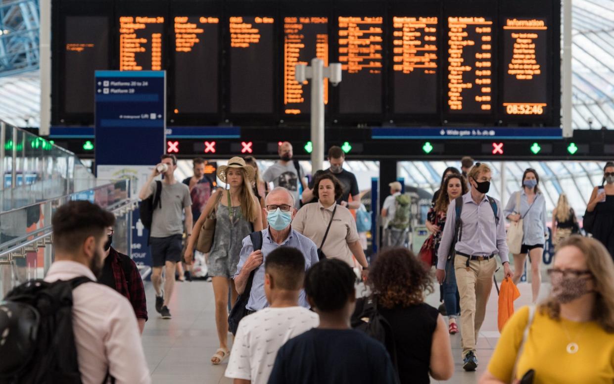 Commuters in London - Anadolu Agency