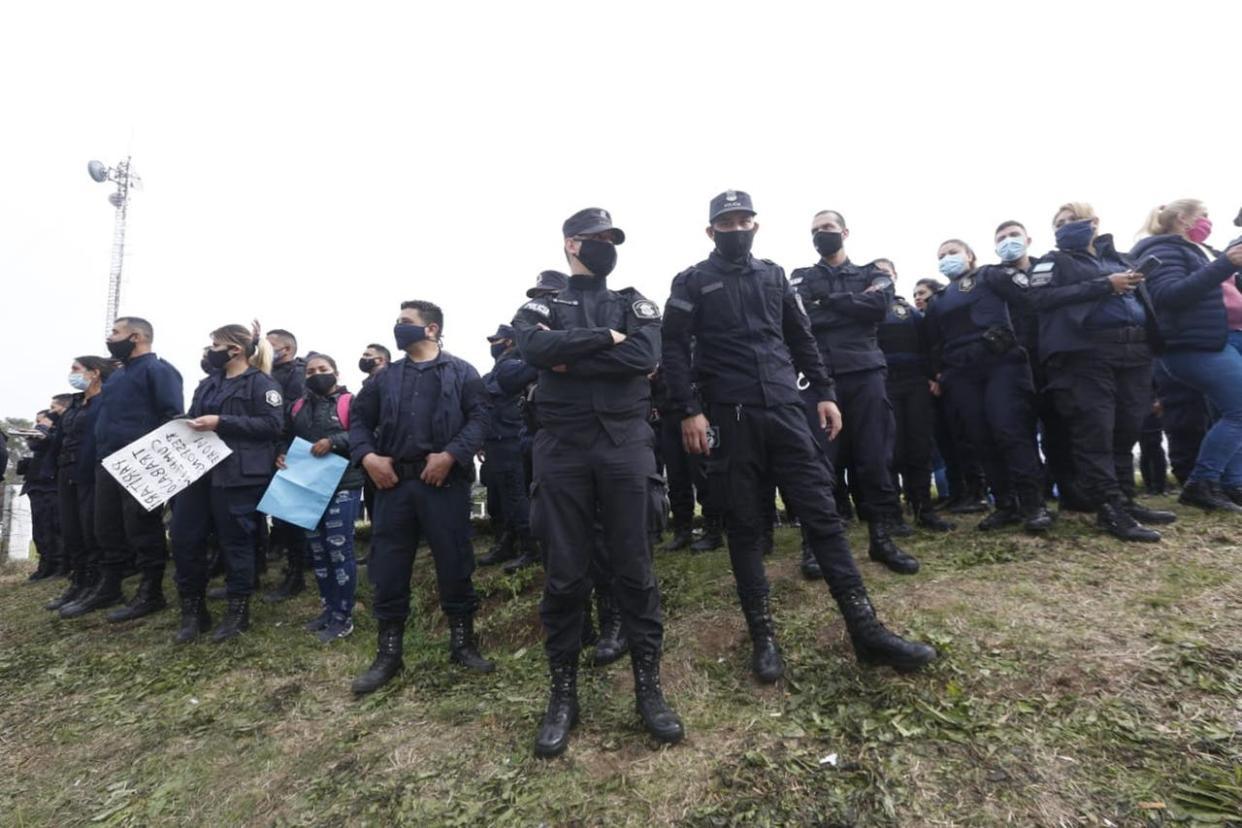 Aunque el gobierno de Axel Kicillof ofrece una mejora salarial del 30%, los policías bonaerenses de calle reclaman un incremento del 56% y otros 13 puntos que presentaron en un petitorio