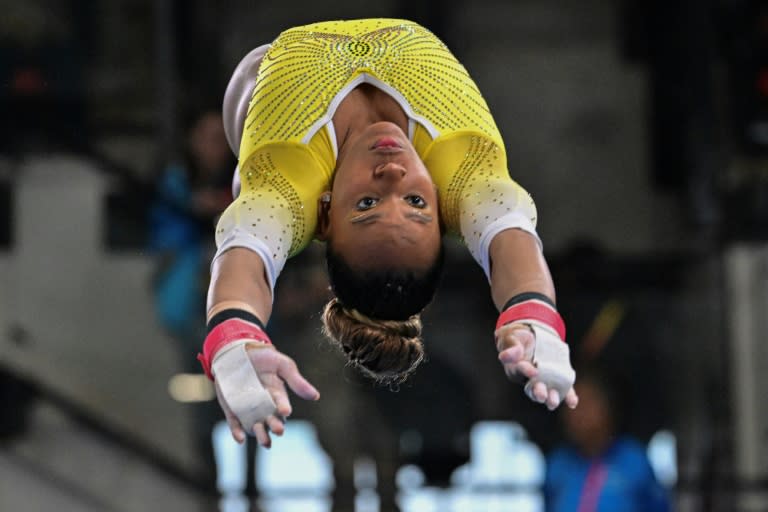 La brasileña Rebeca Andrade realiza su rutina en la final de barras asimétricas femeninas de gimnasia artística durante los Juegos Panamericanos de Santiago 2023, en el Centro de Deportes de Equipo, en el Parque Deportivo Estadio Nacional, el 24 de octubre de 2023. (MARTIN BERNETTI)