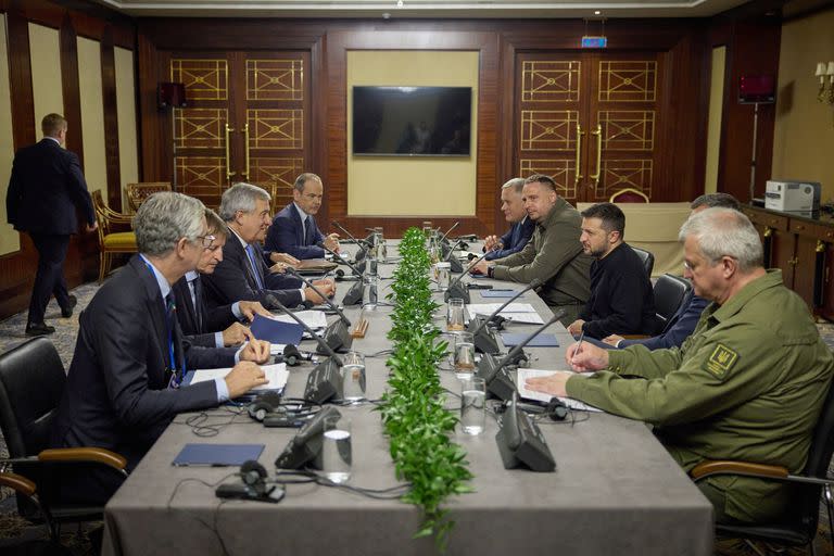 Esta fotografía proporcionada y publicada por el Servicio de Prensa Presidencial de Ucrania el 2 de octubre de 2023 muestra al presidente de Ucrania, Volodimir Zelensky, y ministro de Asuntos Exteriores y Cooperación Internacional de Italia, Antonio Tajani, durante su reunión en Kiev.