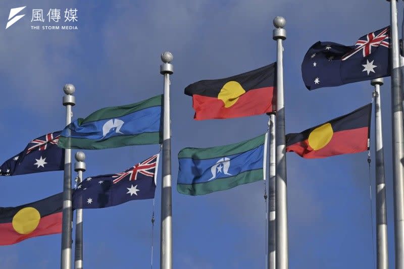 <cite>澳洲眾議院外飄揚的澳洲國旗、澳洲原住民族旗、托雷斯海峽島民旗。（資料照，AP）</cite>