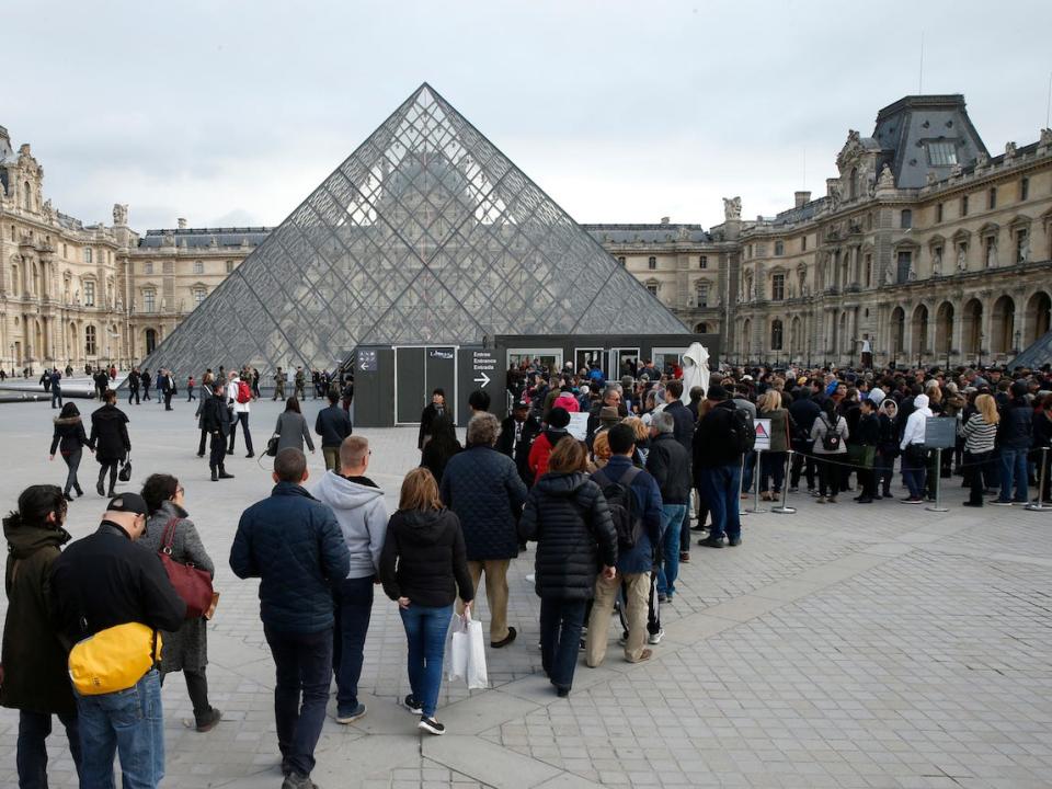 coronavirus tourism louvre paris