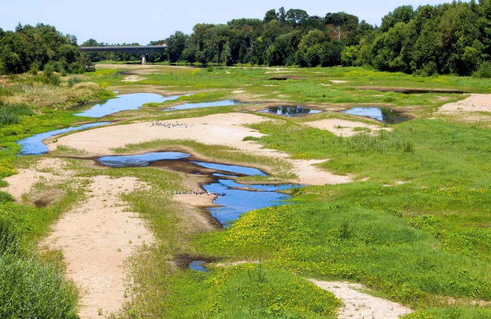 Canicules, sécheresses, incendies… L’été 2022 est placé sous le signe des chaleurs extrêmes. Entre assèchement des cours d’eau et feux de forêts, le réchauffement climatique considérablement modifié les territoires, au point de transformer des destinations « cartes postales » françaises en véritables lieux de désolation.