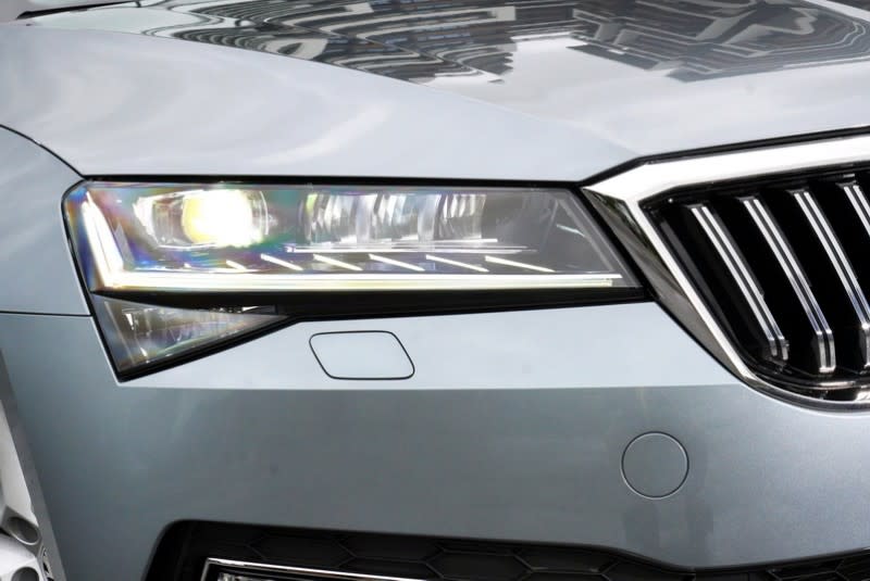 年底前的大驚喜便是全車系一律採用Matrix LED智慧複眼頭燈作為標配項目