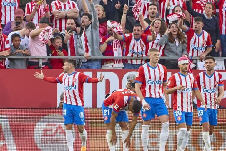 Los jugadores de Girona festejan uno de los cuatro goles en la victoria 4-2 ante Barcelona que los clasificó a la próxima Champions League