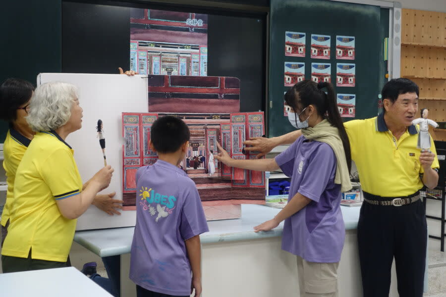 圖／林家花園志工準備大型繪本及Q版人偶，和學生近距離互動。（新北市政府文化局提供）