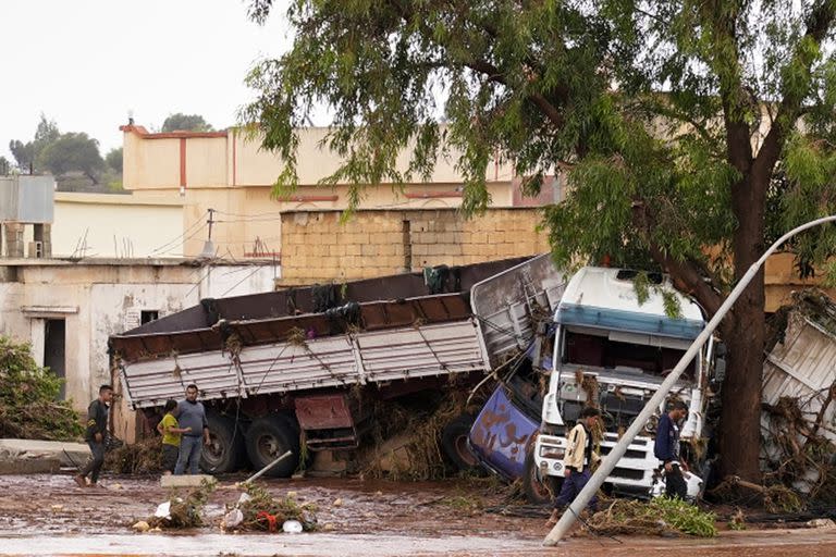 La fuerza del agua arrastró un camión contra las viviendas