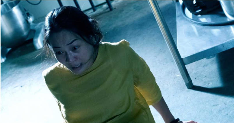 《粽邪3：鬼門開》片尾藏彩蛋，「地表最恐怖阿姨」陳雪甄被嚇到跌坐在地。（圖／華影提供）