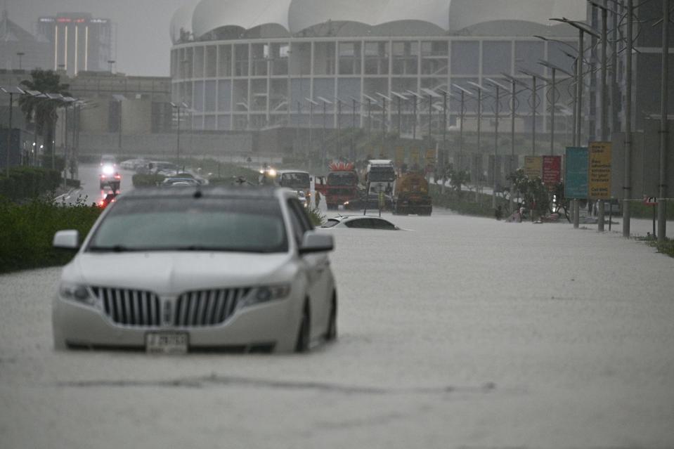 Fahrzeuge bewegen sich kaum auf den überfluteten Straßen aufgrund von starkem Regen in Dubai am 16. April 2024. - Copyright: Stringer/Anadolu/Getty Images