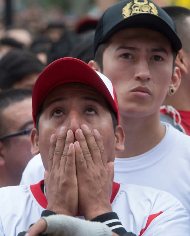 Un aficionado peruano se lamenta durante el encuentro de su selección contra Francia en el Mundial, el 21 de junio de 2018 en Lima