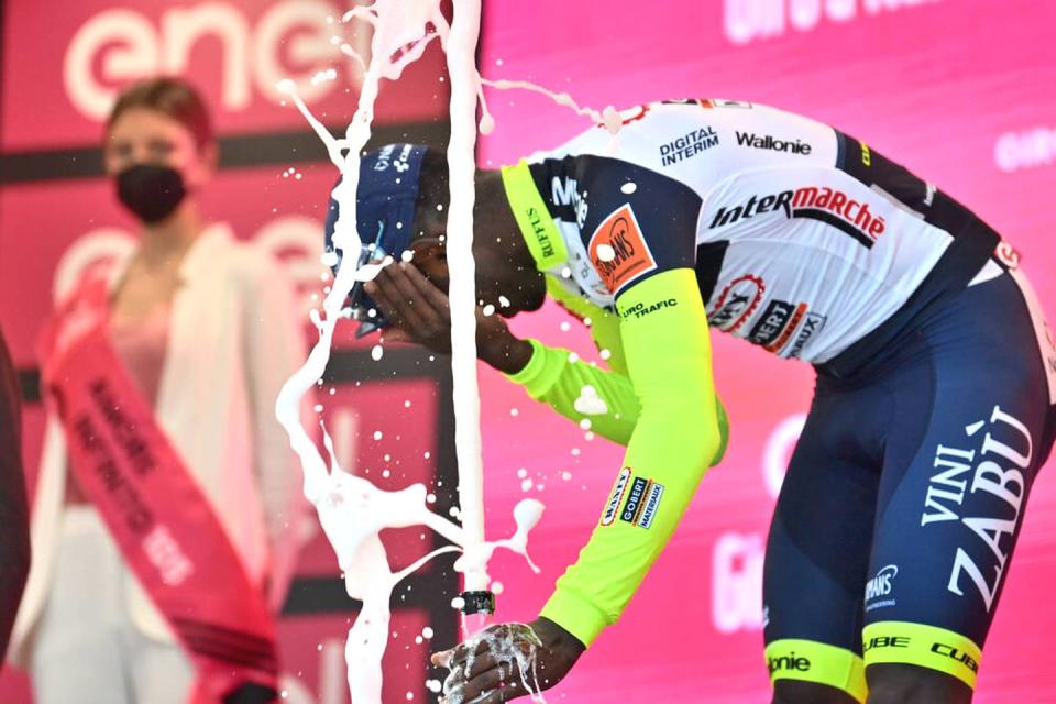 Giro reagiert nach kuriosem Korken-Unfall